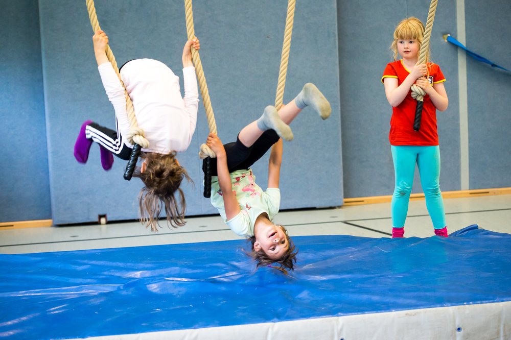 Kind – handstand blaue matte gymnastics