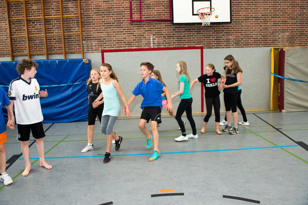 Kinder Ballspiel Dodgeball Sporthalle Trainer